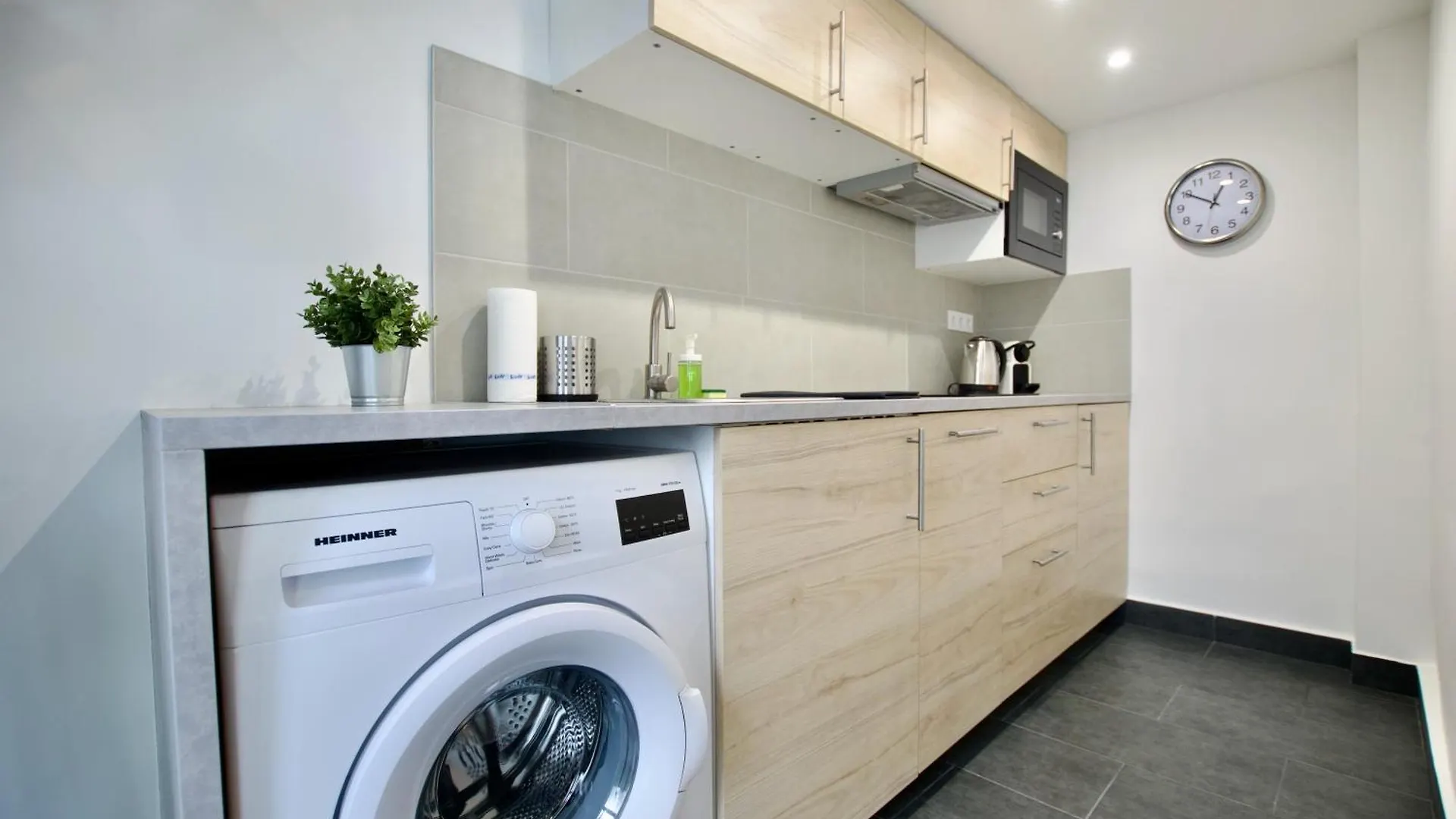 Studio Apartments By Hi5- Cozy Studio Budapest Hungary