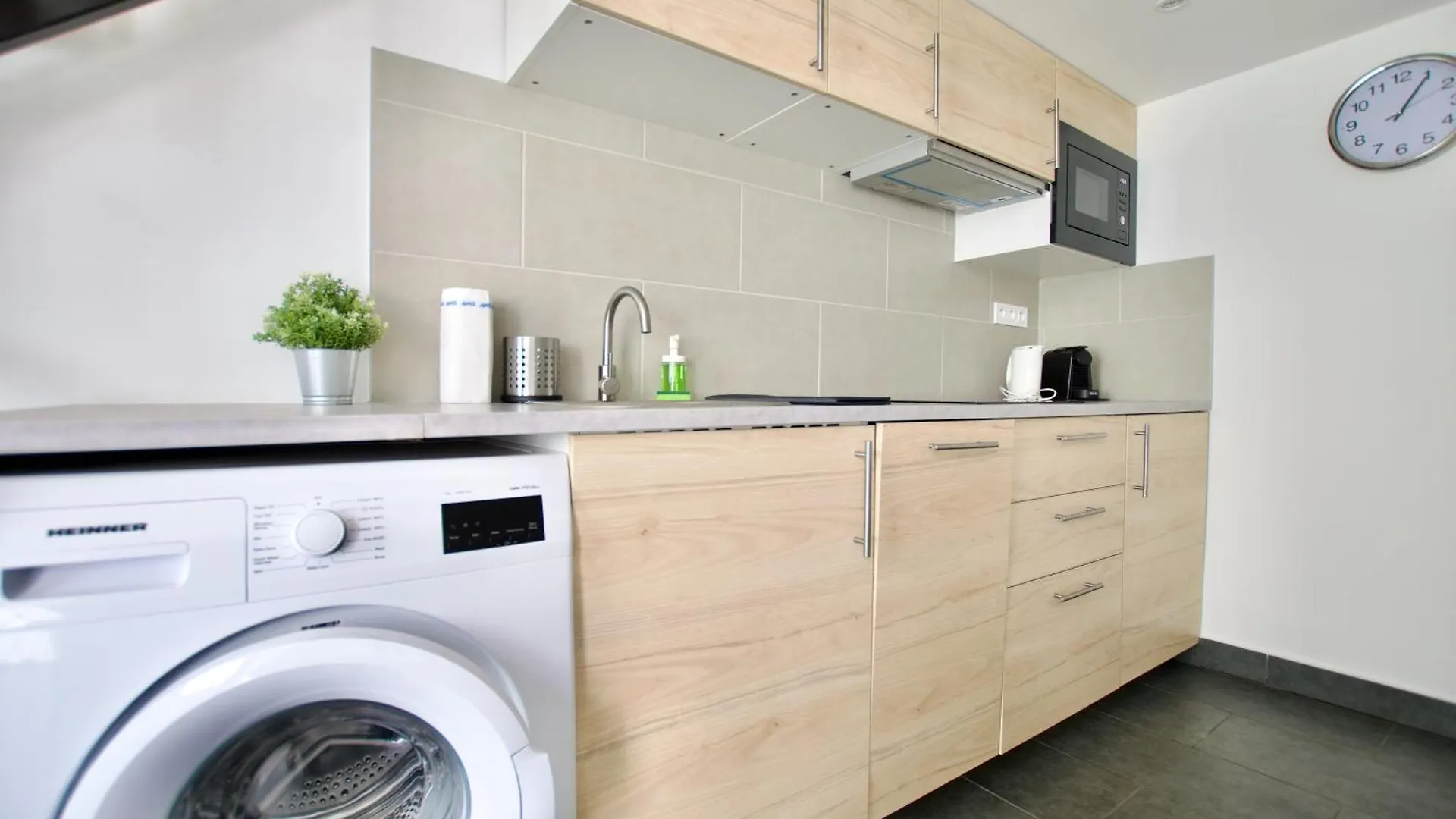 Studio Apartments By Hi5- Cozy Studio Budapest 0*,  Hungary